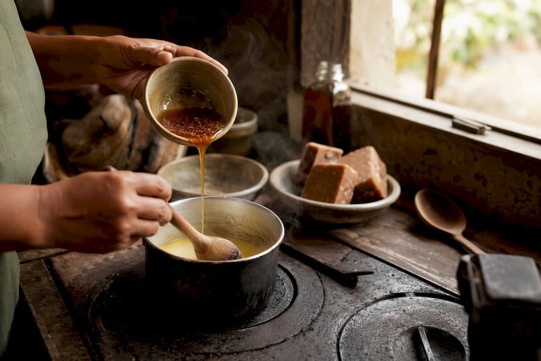 Hands pouring cream into panela caramel syrup