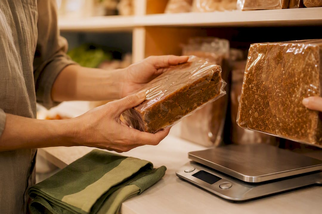Comparing panela pack sizes on grocery scale